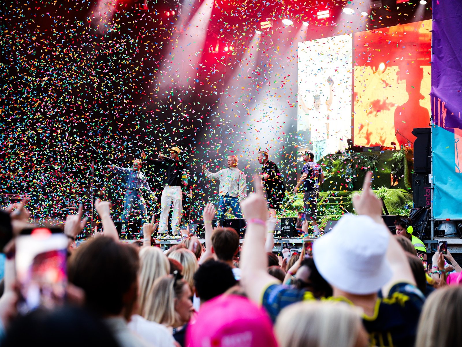 Konsertpublik och artister under ett konfettiregn